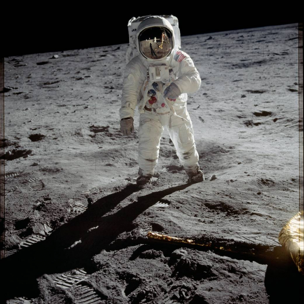 Replika skafandra Neila Armstronga w Planetarium Śląskim